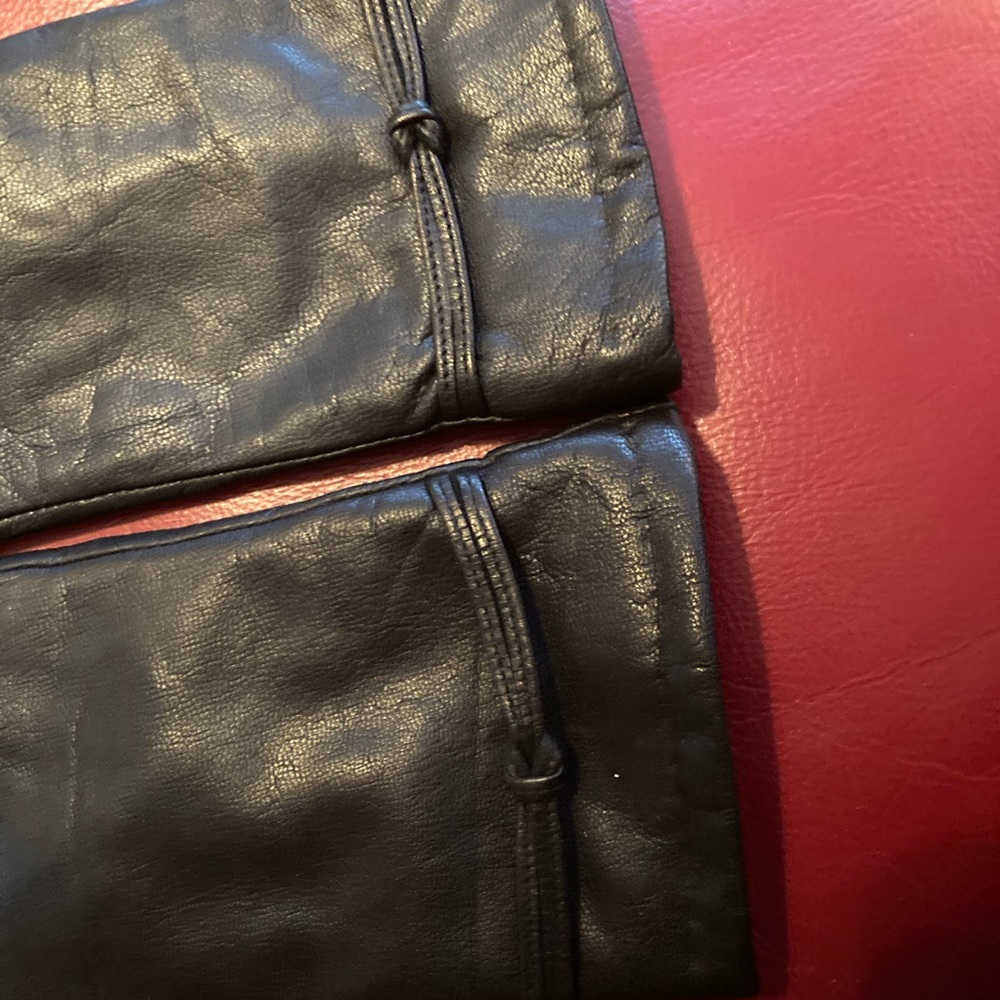 Women’s Med Black Leather Gloves - Picture 3 of 5